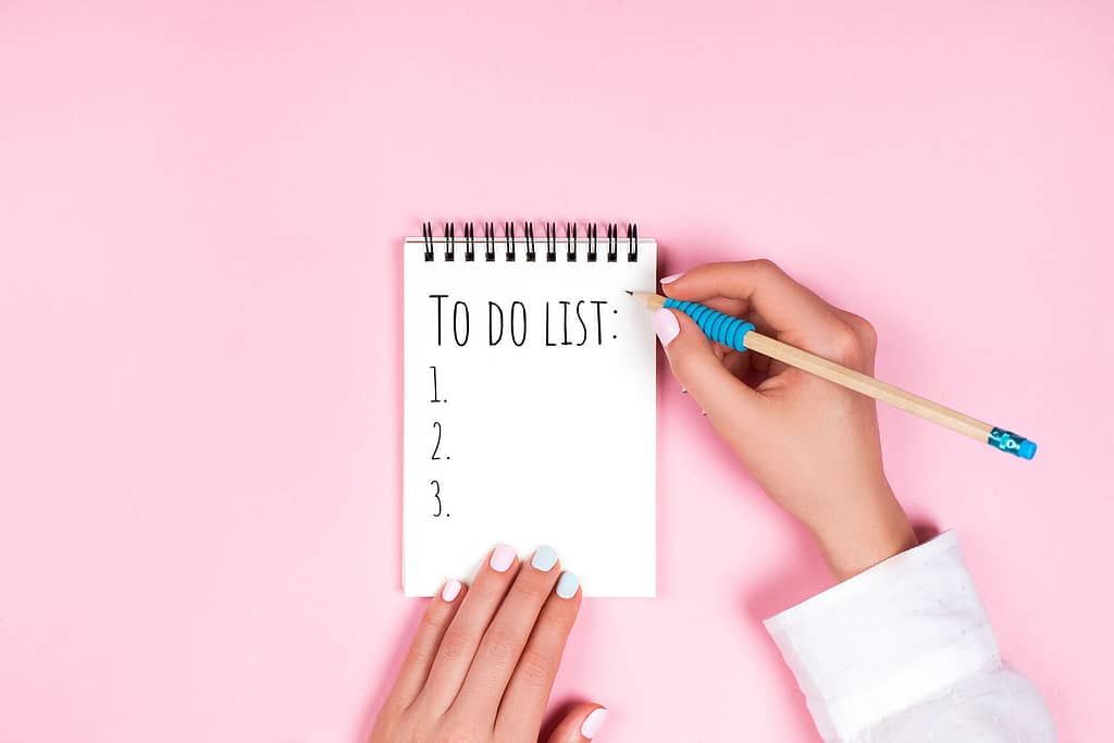 Keep a Daily and Weekly To-Do List for Your Tasks